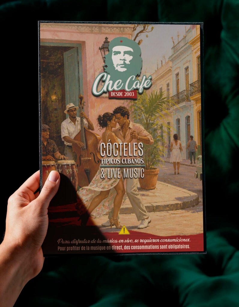 Carte des boissons du Che Café tenue en main